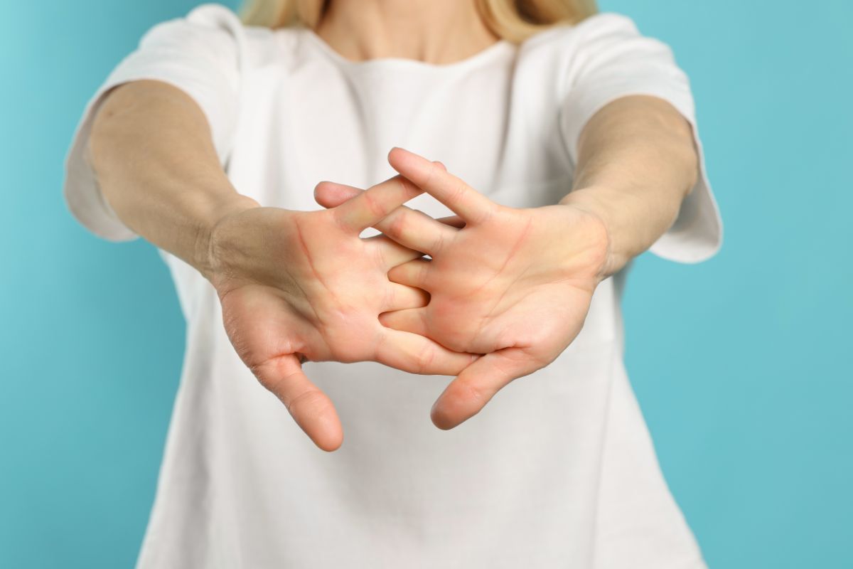 Cracking Your Knuckles Will Give You Arthritis